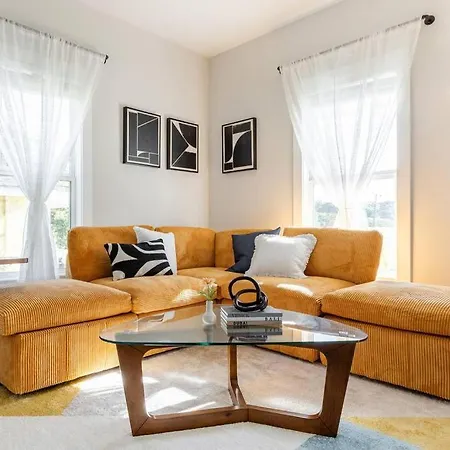 Home With Private Backyard 3 Mins To Downtown Raleigh!